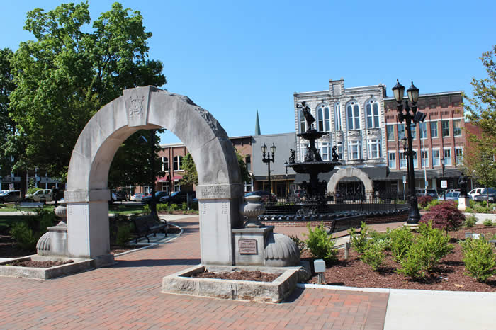 bg kentucky downtown photo of fountain square, downtown Bowling Green, Kentucky